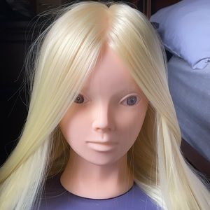 A makeup and hair practicing maniquin